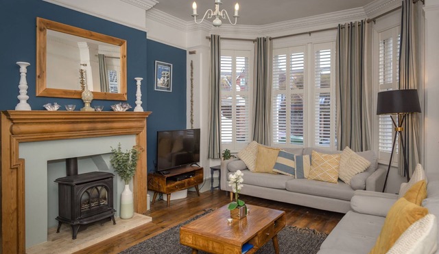 Shipside - spacious, stylish patio garden apartment in Meads village area