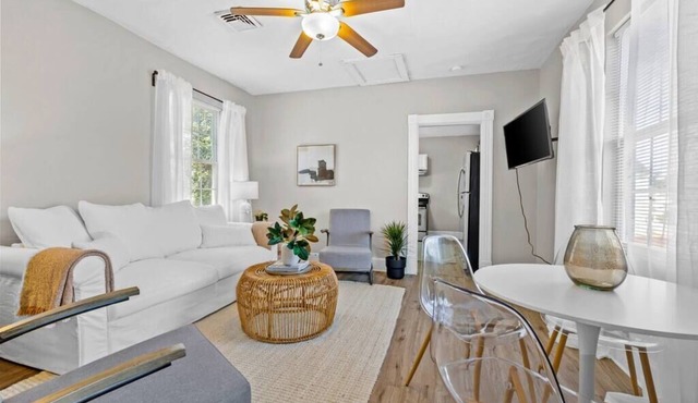 Shipside Suite~Modern~ Fast WI-FI~Cozy