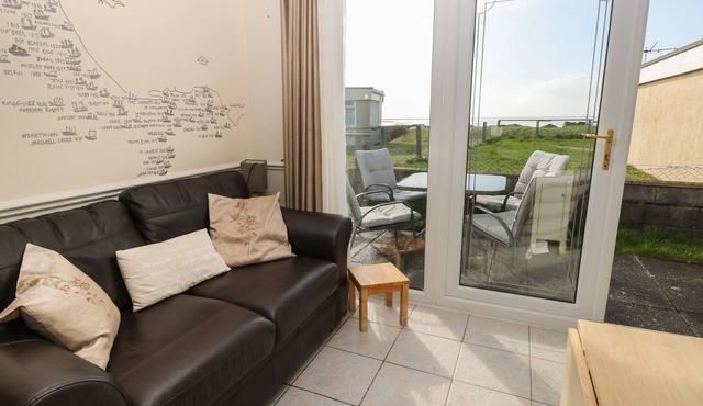 SHIPWRECK CHALET, pet friendly, country holiday cottage in Kidwelly