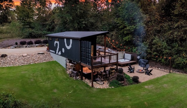 Shipyard 2.0 | Hot Tub, Waterfall with Daybed, Fire Pit + Hammock!