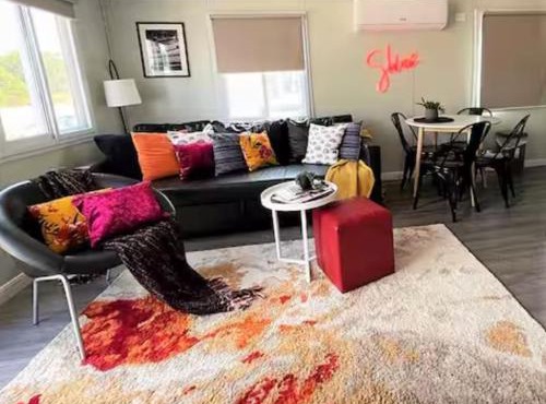 SHIRAZ, 2-Bed, cosy cabin, close to centre of Heathcote