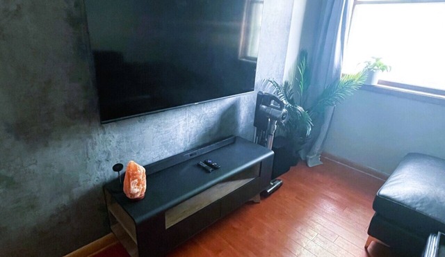 Shiraz Suite – Bold, Stylish Stay Near Downtown Calgary