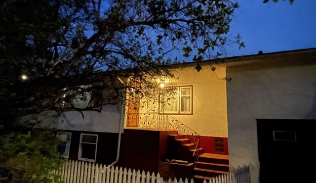 Shiraz Suite Retro Wine-Inspired Hideaway - Walkable to Stampede Grounds