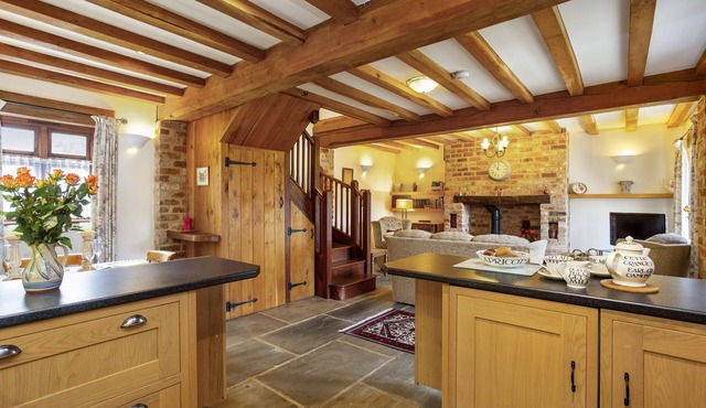 Shire Cottage - a cotswold cottage that sleeps 4 guests in 2 bedrooms