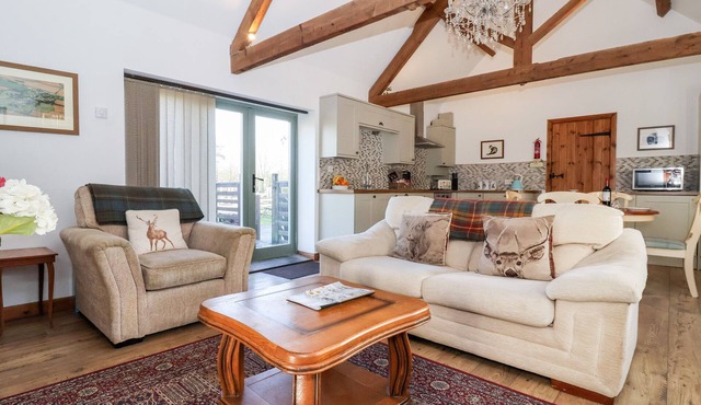 SHIRE COTTAGE, pet friendly, character holiday cottage in Skipsea