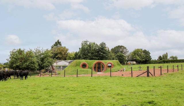 SHIRE'S END, romantic, with a garden in Little Hereford