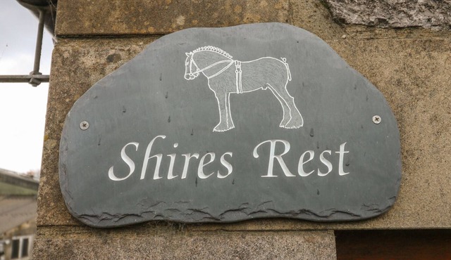 SHIRES REST, pet friendly, with a garden in Hartington