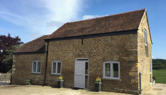 SHIRES REST, pet friendly, with hot tub in Sturminster Newton