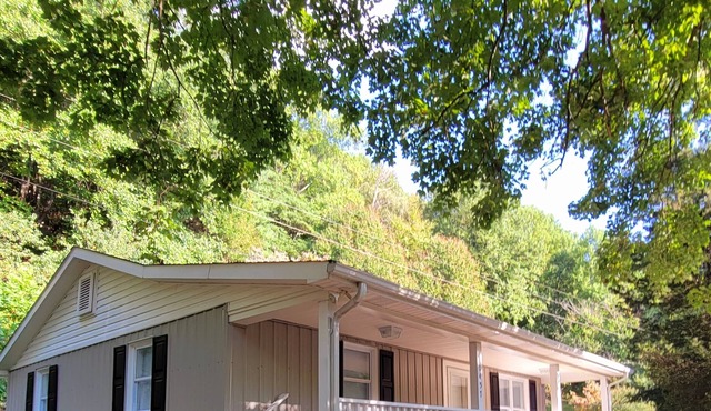 Shirley's Place - 5 Minutes from the Blue Ridge Pkwy & 15 Minutes from Mt. Airy