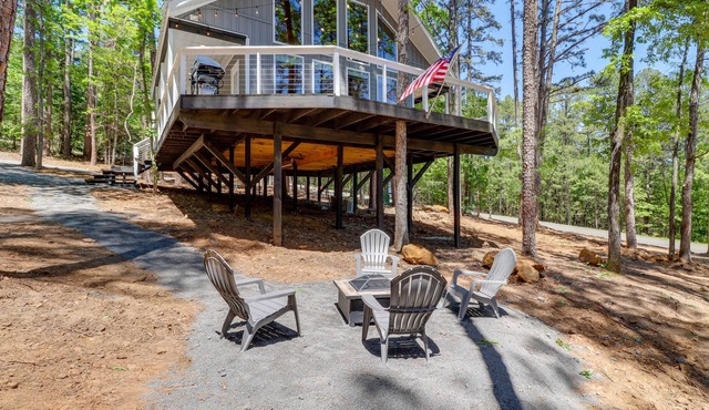 Shirley Treehouse-Style Cabin w/ Lake Access!