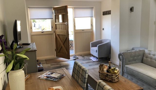 SHIRLEYWICH HOLIDAY BARNS, EQUESTRIAN AND DOG FRIENDLY, SLEEPS 2-4, detached