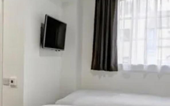 SHM Stays Newly Renovated!! Superb City location 20 min drive to Birmingham Airport NEC & City Centre 10 min walk to Train Station Bus Stop to City Centre outside Property