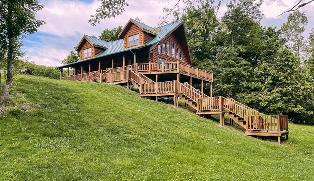 Shoals River Cabin- private boat dock, walk-in fishing access, sleeps 12