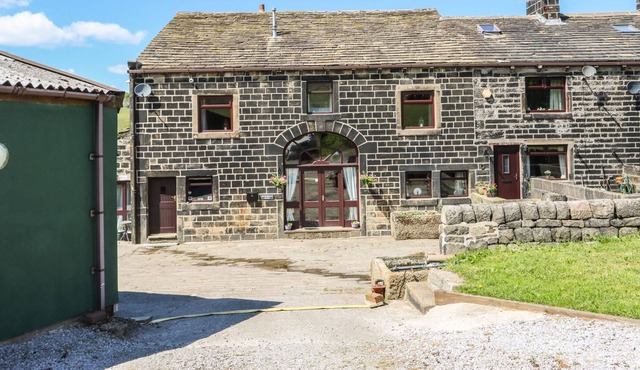 SHOEBROAD BARN, pet friendly, with open fire in Todmorden