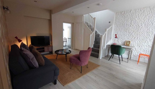 Shoemakers Cottage with sunny courtyard, near beach and town