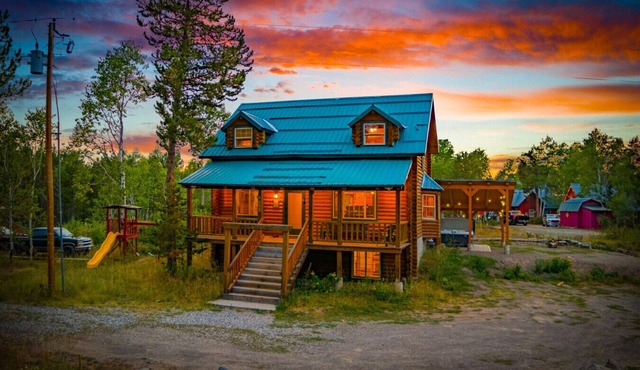 Shooting Star Lodge | Near Yellowstone + Hot Tub