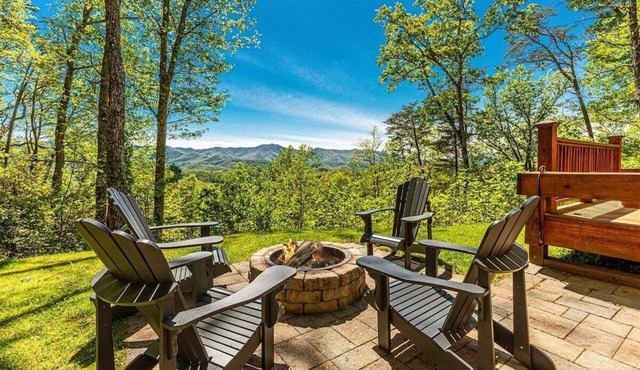 Shooting Star Ridge: A cozy 2-bedroom cabin in Whittier, NC