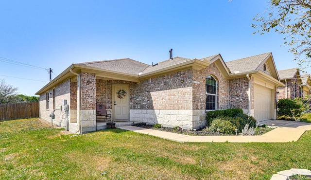 Shop, Dine and Unwind Pet-Friendly Home in Austin!