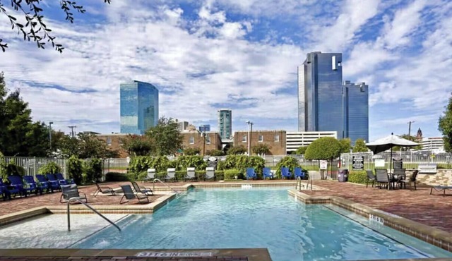 Shop, dine, enjoy - walk Downtown!