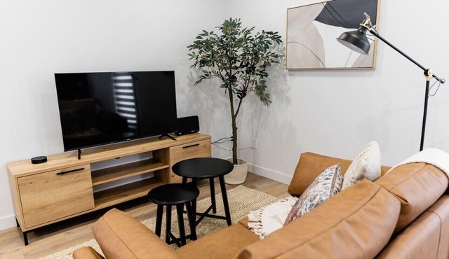*Shop & Dine | Free Parking | 7 min to Airport*