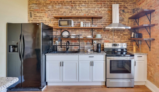 Shop, Dine & Unwind at Historic Dtwn Marshall Apt