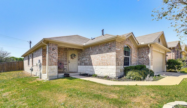 Shop, Dine & Unwind: Pet-Friendly Home in Austin!
