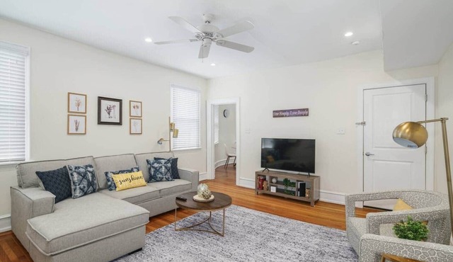 Shop, Eat, Rest 1 bdrm Apt w/Onsite Free Parking