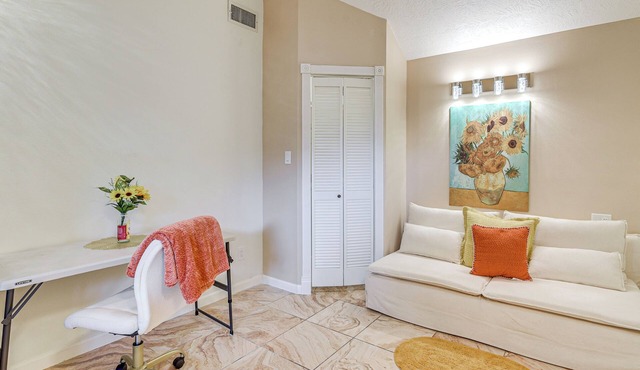 Shop & Explore: Duplex Unit 8 Mi to NRG Stadium!