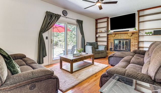 Shop, Golf & Explore: Home 14 Mi to Columbus!