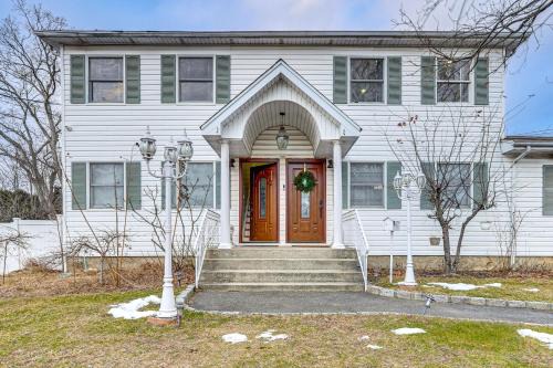 Shop, Hike, Golf and Swim Inviting Deer Park Escape