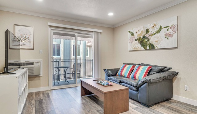 Shop, Hike & Sip Wine: Pleasanton Gem w/Balcony!