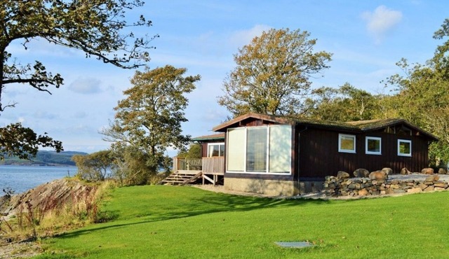 Shore front location, private beach, Loch Fyne, Argyll. Sleeps 6