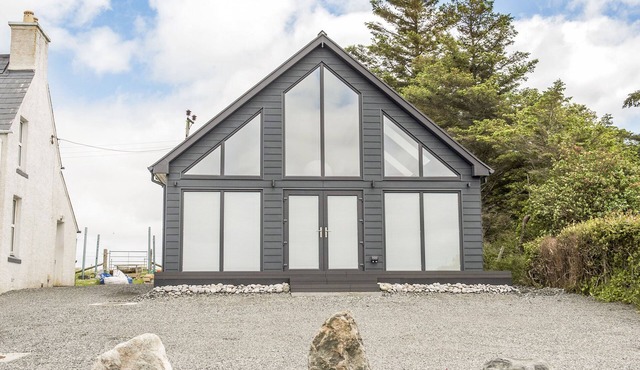 SHORE LODGE, romantic, luxury holiday cottage in Stornoway