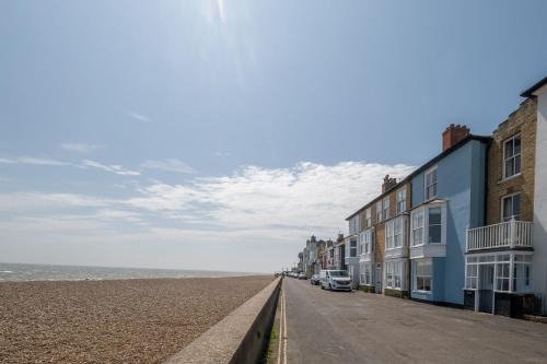 Shore View, Aldeburgh - A lovely Seafront House on famous Crag Path with uninterrupted Beach Views - Aldeburgh Coastal Cottages
