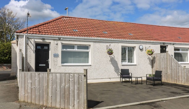 SHORE VIEW, pet friendly, country holiday cottage in Kinghorn