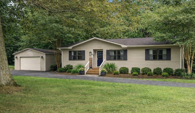 Shoreland Retreat 4 Bedroom house in Scottsboro with access to Guntersville Lake