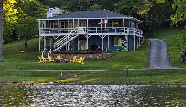 Shoreline at Beaver Lake. Relaxing Peaceful Lakefront Home