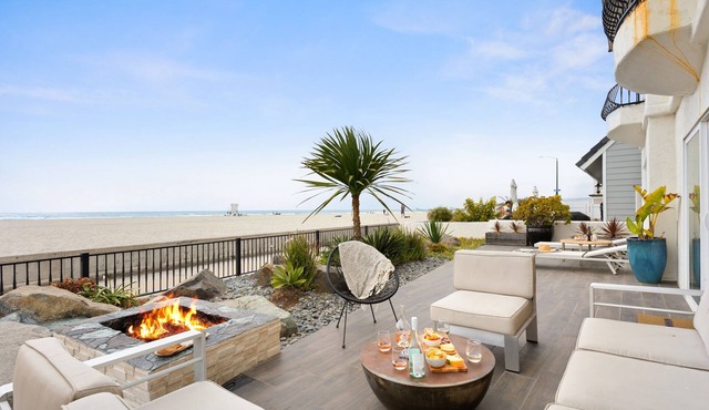 Shoreline by AvantStay | Spectacular Beachfront Home w/FirePit, Spa & Pool Table