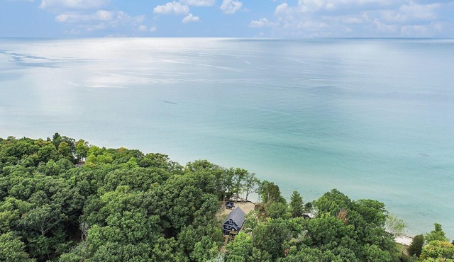 🌅 Shoreline Chalet – Wow Lake Michigan Views | Beach Access | Very Pet Friendly ➠ 18396