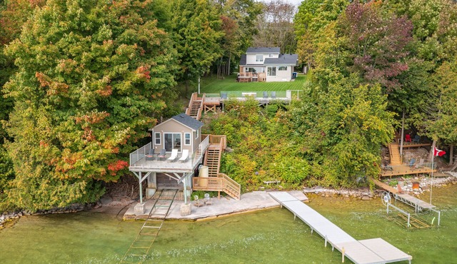Shoreline city escape property steps from Lake Simcoe- w. boathouse and hot tub!