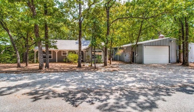 Shoreline Cottage & Barn-doninium, 8 beds, pet friendly by Lake Texoma