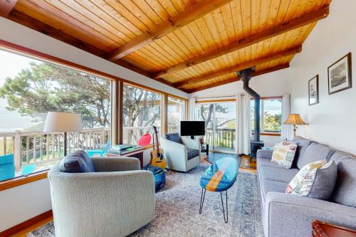 Shoreline Cottage Oceanfront Vacation Rental