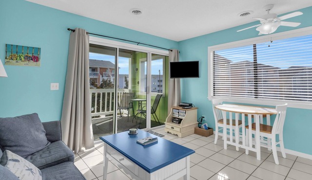 🏖️ Shoreline Hideaway . Pool . Steps to Beach . Sleeps 4