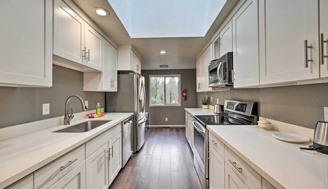 Shoreline Home w/Deck ~ 14 Mi to Downtown Seattle