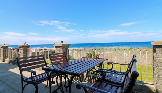 SHORELINE HOUSE, pet friendly, with a garden in Rosehearty