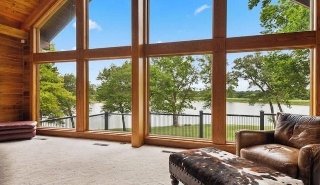 Shoreline Lodge on Private Lake