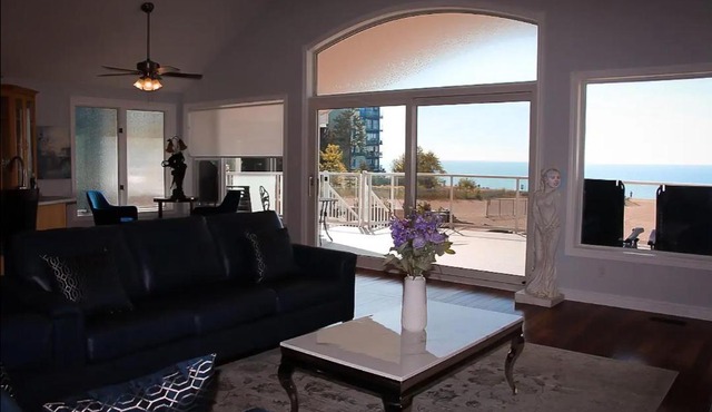 Shoreline Palace - 6 Bed, 3 Bath, Beachfront, Swim spa, Pool table