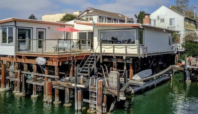 Shoreline Paradise: Wake Up on the Water