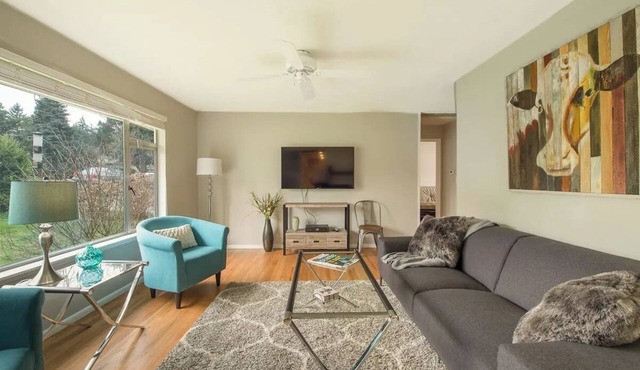 Shoreline Rambler near Transit, shops and more