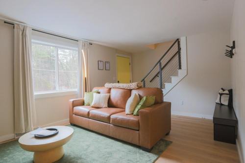 Shoreline Scandi Suite - Townhouse Near Trails